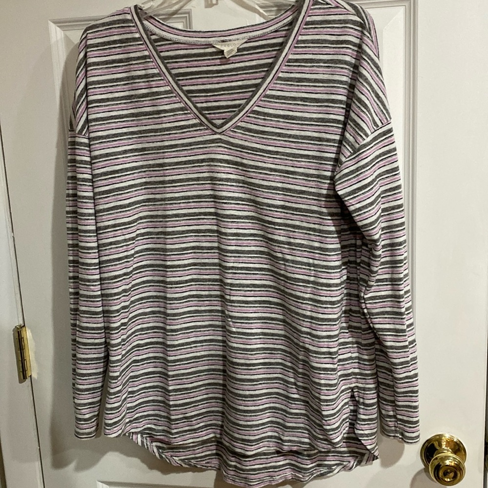 Caslon Women’s Striped long sleeved top. V-neck. Gray, pink and white. size M